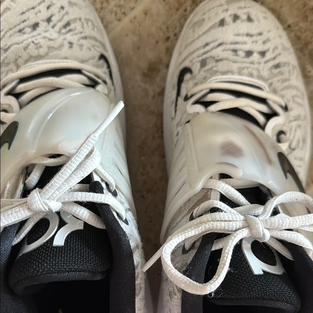 Nike White and Black Athletic Sneakers - Picture 5 of 5